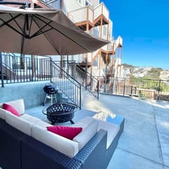 Luxe High Ceiling King Suite w/ Bay Views