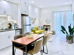Luxe High Ceiling King Suite w/ Bay Views - Image 5