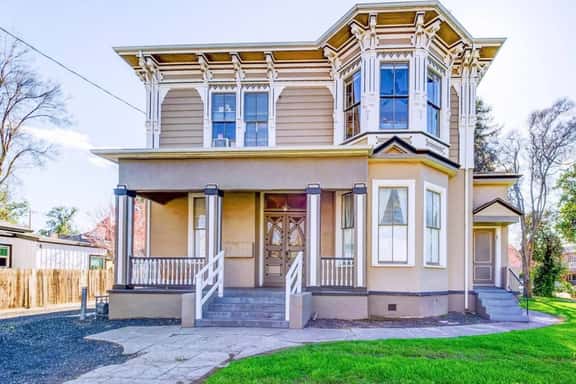 Downtown Historic Apartment with Modern Flair - Image 1
