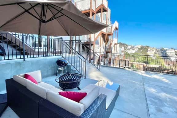 Luxe High Ceiling King Suite w/ Bay Views - Image 1