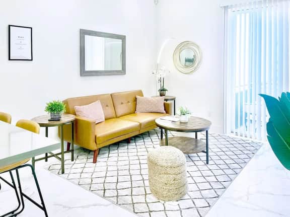 2BR Executive High Ceiling King Suite w/ Bay Views - Image 2