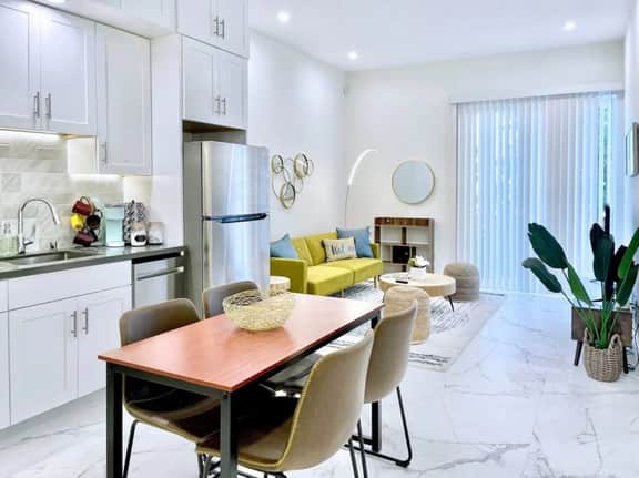Luxe High Ceiling King Suite w/ Bay Views - Image 5
