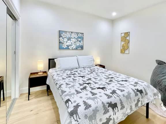 Luxe High Ceiling King Suite w/ Bay Views - Image 2